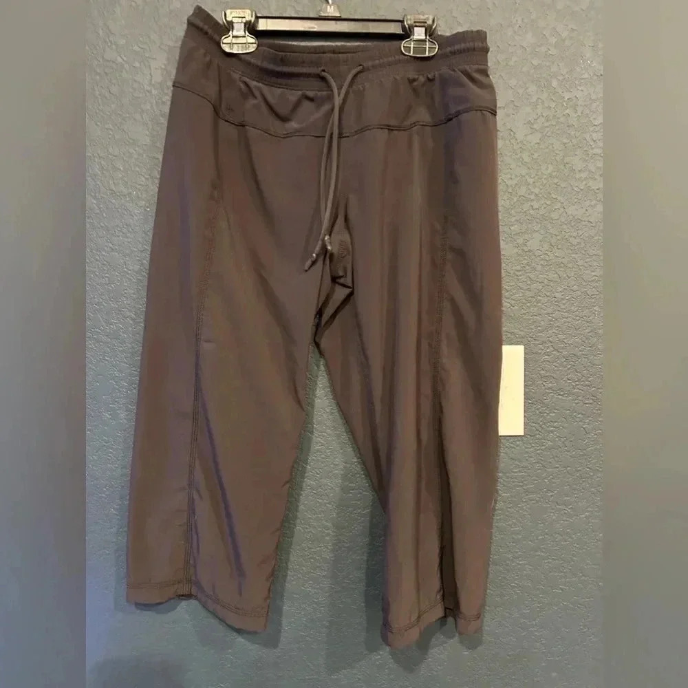 Women’s Lululemon capris size 6